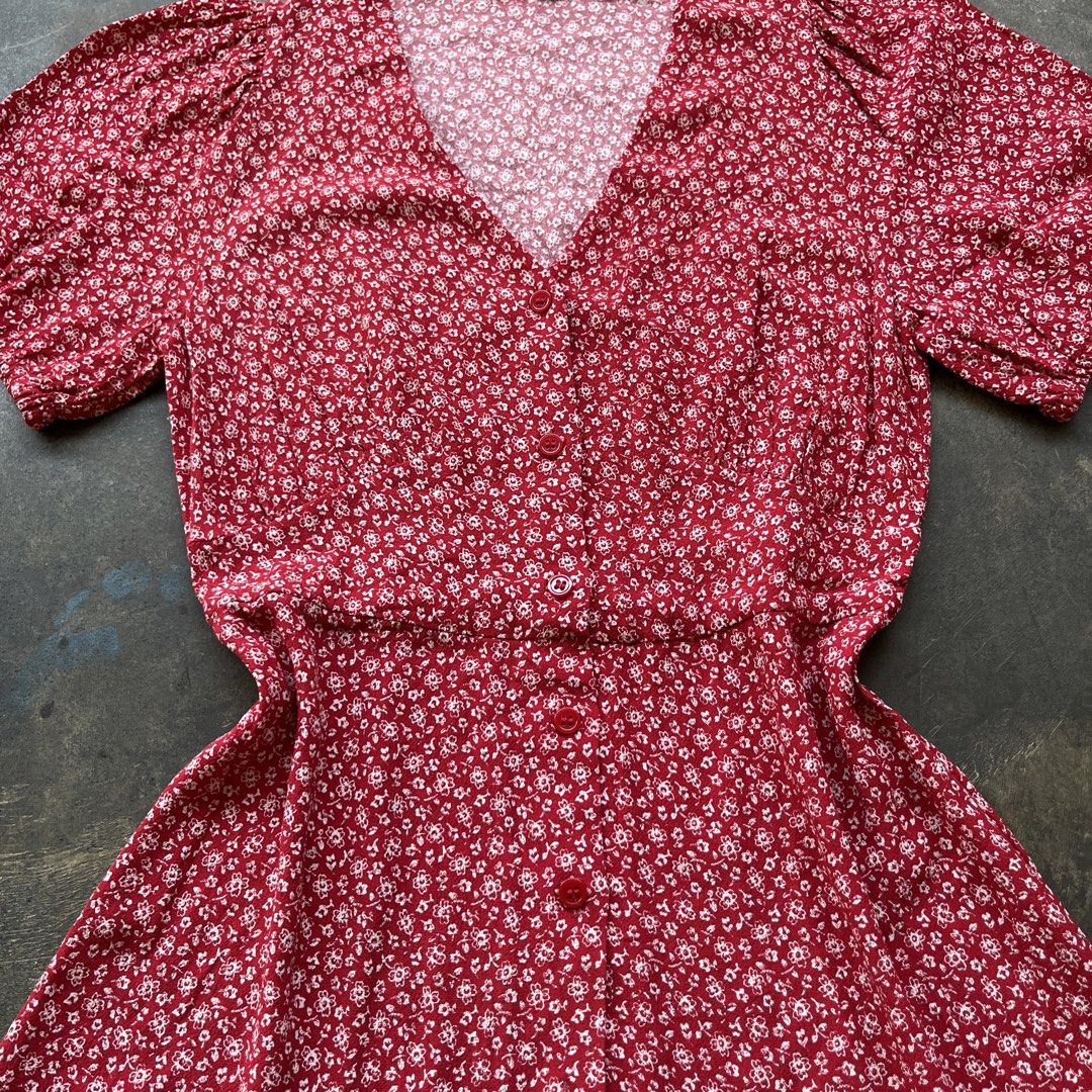Paris Atelier Red Floral Dress (Kategori: Gaun & Rok) berada di Jambi. Dikirim oleh kalcergirl (ID iklan 1449280412, Gambar 2). Deskripsi: *ParisAtelier Red floral dress Size M Comfy Fabric lost 4 buttons Authentic 9/10 Condition — Measurement : Bust Length — Note : - Barangnya cuma ada satu - Pengiriman dari Kota Jambi - Namanya belanja online pasti berkaitan dengan ongkos kirim - Lebih baik nyesel beli daripada nyesel gabeli.