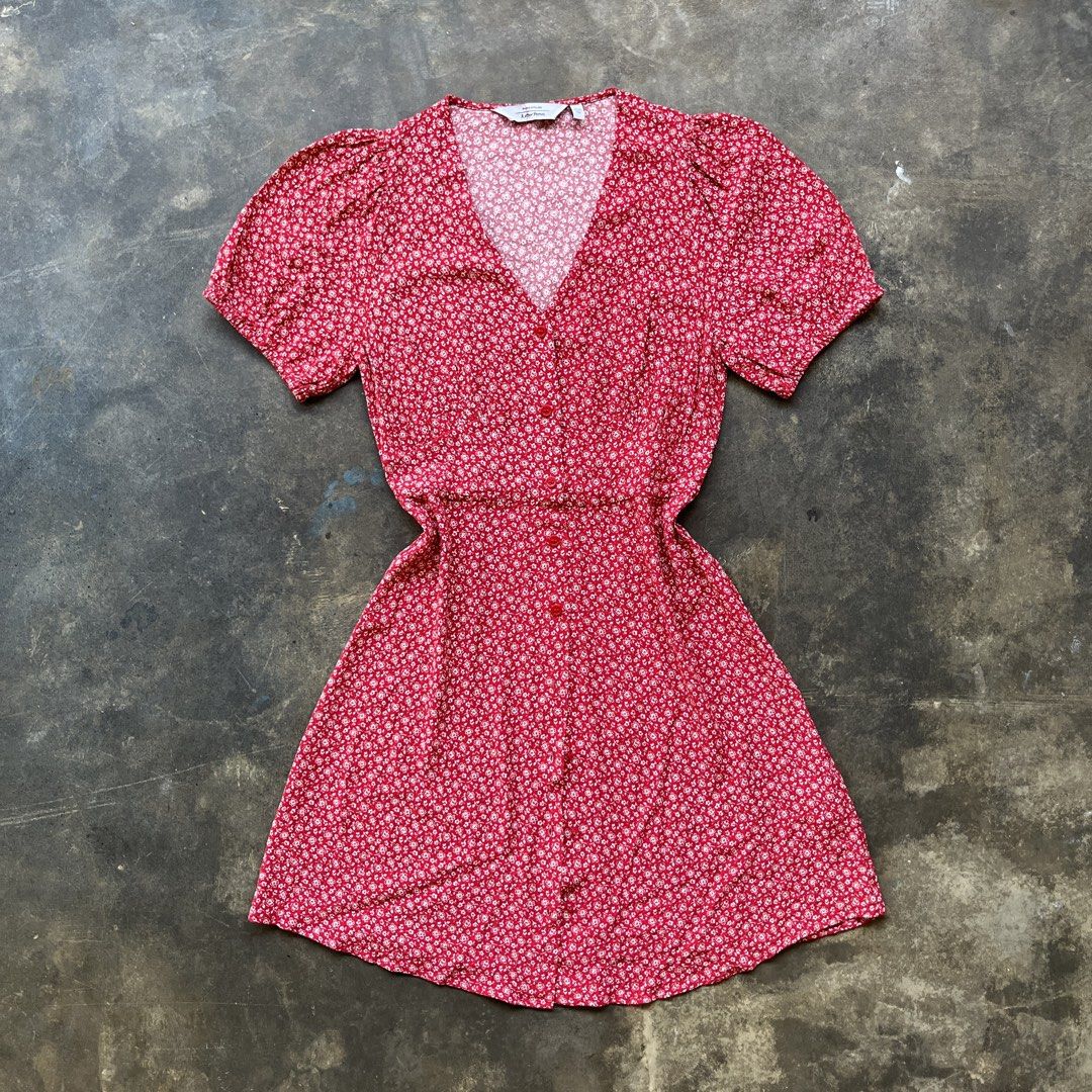 Paris Atelier Red Floral Dress (Kategori: Gaun & Rok) berada di Jambi. Dikirim oleh kalcergirl (ID iklan 1449280412, Gambar 1). Deskripsi: *ParisAtelier Red floral dress Size M Comfy Fabric lost 4 buttons Authentic 9/10 Condition — Measurement : Bust Length — Note : - Barangnya cuma ada satu - Pengiriman dari Kota Jambi - Namanya belanja online pasti berkaitan dengan ongkos kirim - Lebih baik nyesel beli daripada nyesel gabeli.