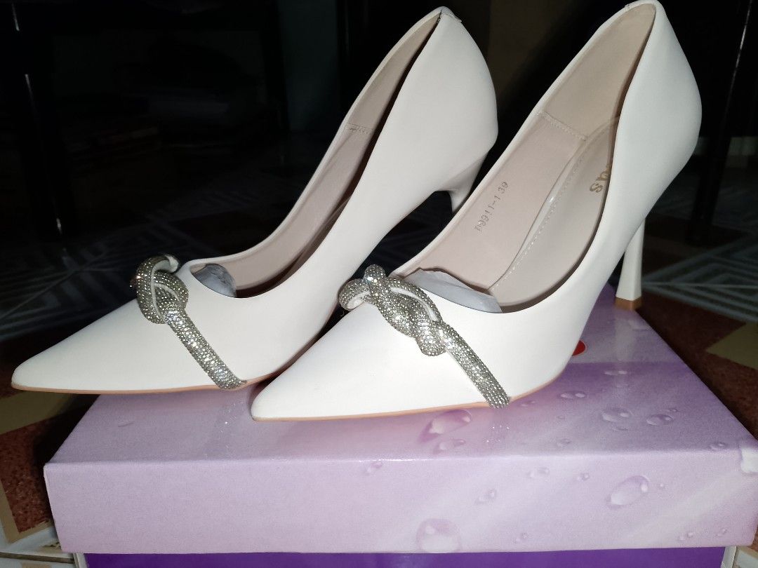 RUSH Pointed Heels Toe Stilettos with Crystal Knot | Size 39 (Category: Heels) located in Mabalacat. Submitted by _evaraaphrodite (Listing ID 1449299074, Image 3). Description: RUSH RUSH Upgrade your shoe game with these 4-inch stilettos ✨ Worn only twice—parang brand new pa. Versatile color, madaling i-match sa casual or formal outfits. Size: 39 (UK 6 / US 8) Style: Pointed toe with crystal knot Heel: 4” stiletto 📍 Dau, Mabalacat Ready for ship