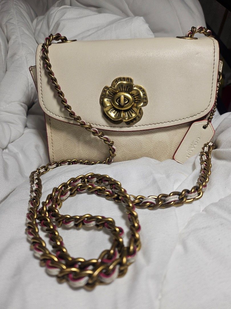 Preloved Coach Parker small (Category: Luxury Bags & Wallets) located in Tacloban City. Submitted by re_store23 (Listing ID 1449255493, Image 1). Description: •please manage your expectations thos is preloved and not brandnew! •ukay source medyo pricey po bili ko 🥲 •with creed and code po pd ko po isend of you want. •not verry gold na po hardware •with color transfer pag open po dahil po sa velvet niya. •may scratches hardwares •may crackings sa