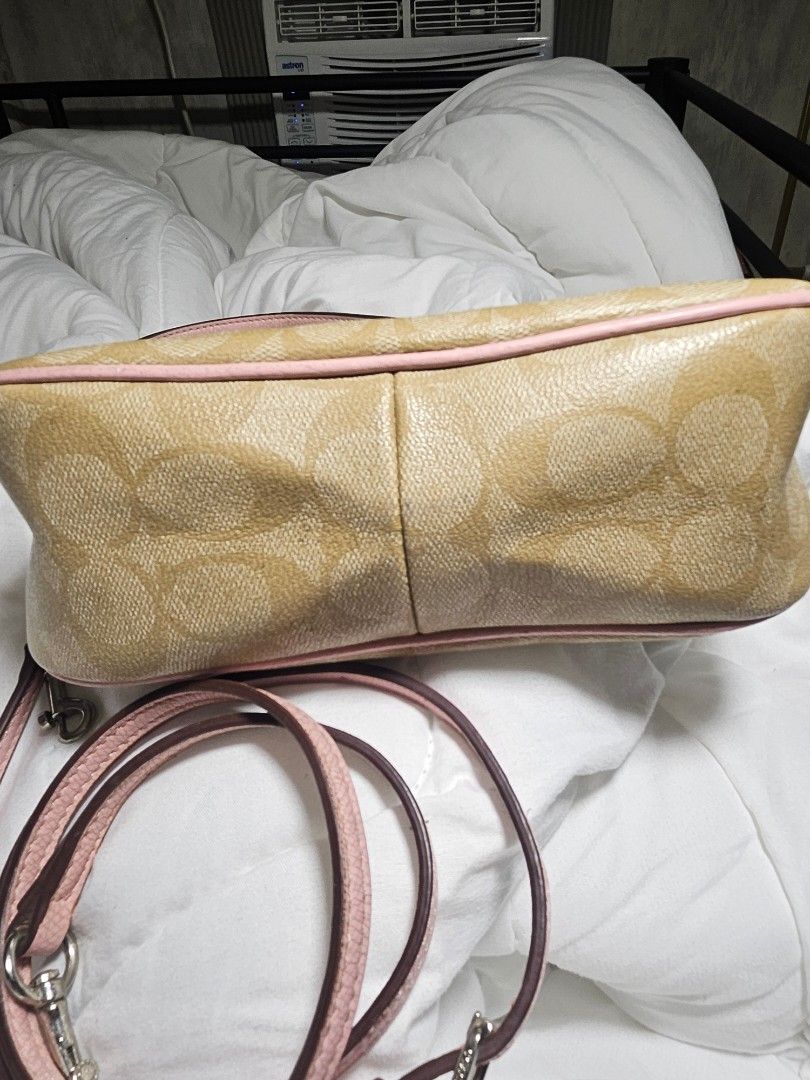 Preloved Coach two way bag (Category: Luxury Bags & Wallets) located in Tacloban City. Submitted by re_store23 (Listing ID 1449253359, Image 3). Description: •Please manage your expectation this is preloved and not brandnew. •ukay source •Ykk zip •With Creed and etiketa and white tag for the code. •issue niya yung leather part niya sa may kabitan ng sling medyo matigas and natanggal na rubber lining as seen in the pictures. •may kaonting dumi sa 