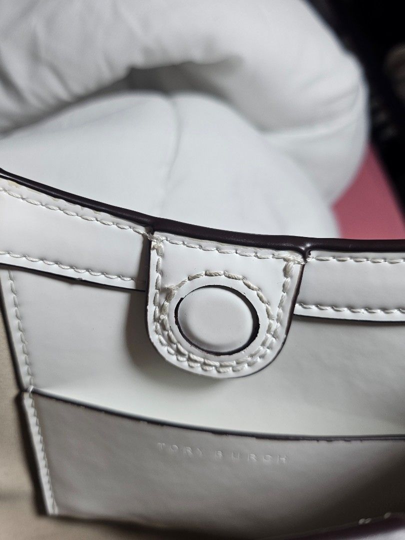 Preloved Tory Burch Robinson Spazzolato (Category: Luxury Bags & Wallets) located in Tacloban City. Submitted by re_store23 (Listing ID 1449273298, Image 3). Description: •Please manage ypur expectations this is preloved and not brand new! •magnetic lock, Pati yung Pinaka pocket compartmwnt niya magnectic rin po. •with with etoketa nala tory burch mga hardware. •this is convertible po napapahaba ang sling •small scratches only, yun lang the restb
