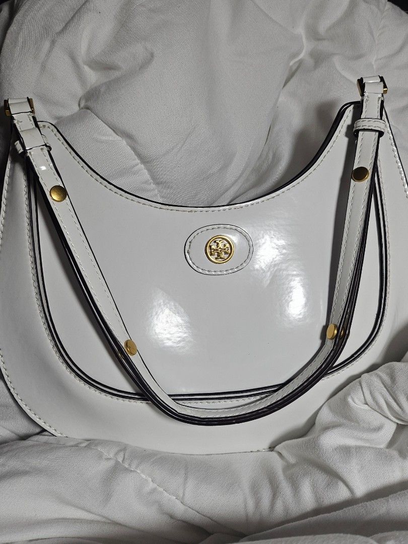 Preloved Tory Burch Robinson Spazzolato (Category: Luxury Bags & Wallets) located in Tacloban City. Submitted by re_store23 (Listing ID 1449273298, Image 1). Description: •Please manage ypur expectations this is preloved and not brand new! •magnetic lock, Pati yung Pinaka pocket compartmwnt niya magnectic rin po. •with with etoketa nala tory burch mga hardware. •this is convertible po napapahaba ang sling •small scratches only, yun lang the restb