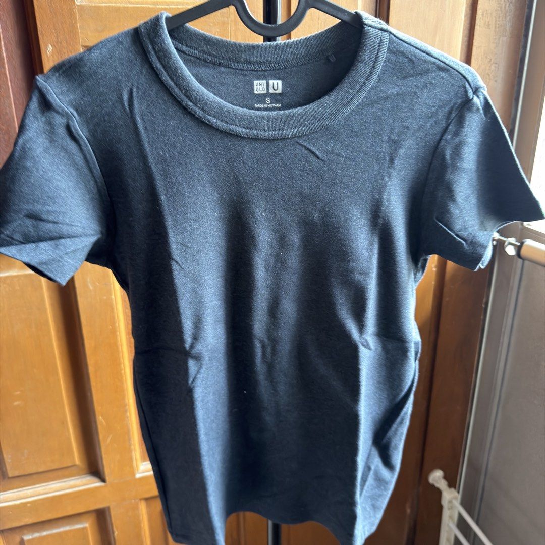 Preloved Uniqlo crew neck shirt (Category: Shirts) located in Angeles City. Submitted by joshlp (Listing ID 1449146928, Image 2). Description: 7 colors available Mint green Dark blue Light pink Pink White Brown Dark green Buy all for 1500 250 each Please expect minor stains, as this item has been in storage. If you would like it to be washed before shipping, please allow an additional 3–5 days for processing prior to dispatch..