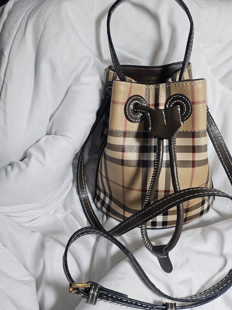 Prwlovwd Burberry small Bucket bag (Category: Luxury Bags & Wallets) located in Tacloban City. Submitted by re_store23 (Listing ID 1449277175, Image 1). Description: •Please manage your expectations this is preloved and not brandnew! •small size •hand bag and sling bag •may problem sa rubberlining as seen on pics •may kaonting nag bubbles •N.G.A ukay source •With tags inside and naka burberry hardwares. •What you see is what you get!.