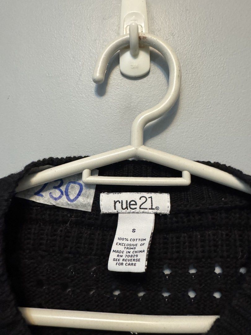 Rue 21 Black Cropped Knit Sweater (Category: Longsleeves) located in Manila. Submitted by jencelofchisel (Listing ID 1449263773, Image 2). Description: - Black cropped sweater from Rue 21 - Textured knit material - Long sleeves - Crew neck - Super comfy and stylish - Great for layering or wearing on its own - used once.