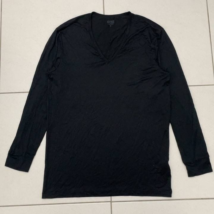 ⭐️SALE⭐️ [M] Uniqlo Heattech Long Sleeve V-Neck TShirt Inner HT075 (Category: Longsleeves) located in Puchong. Submitted by buumee (Listing ID 1449110673, Image 2). Description: - Brand: Uniqlo Heattech - Style: Long sleeve V-neck shirt - Color: Black - Size: M - Material: Polyester, Acrylic, Rayon, Polyurethane blend - Features: Excellent for layering, provides warmth and comfort in colder weather - Condition: Great for layering.