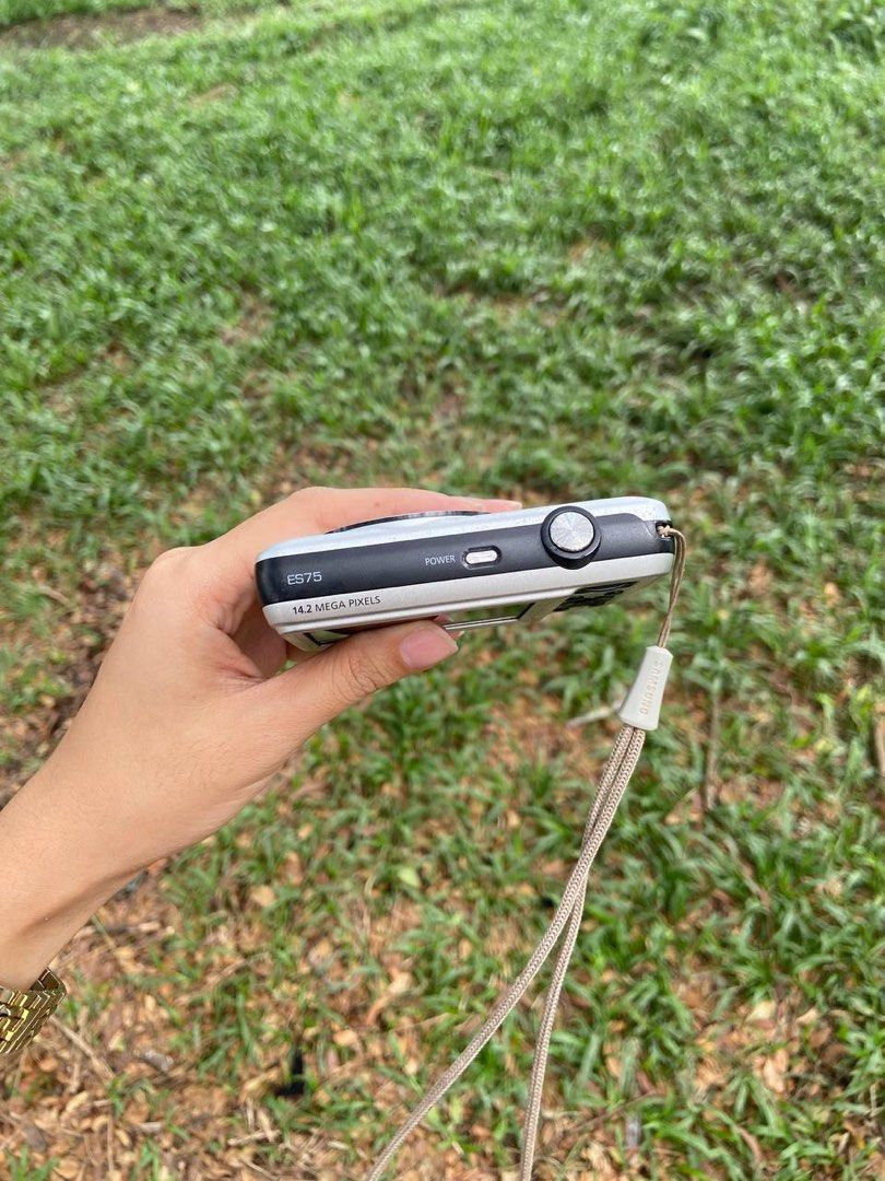 Samsung ES75 (Category: Cameras) located in Davao. Submitted by timelessfilm.co (Listing ID 1449116320, Image 3). Description: Samsung ES75 🎞️ 14.2 megapixel 🎞️ 5x optical zoom 🎞️ Good condition (9/10) 🎞️ No issues, fully functional 🎞️ Clean lens 🎞️ With strap and battery Click for sample photos ———> #samsunges75 ✨Mode of payment: BPI or Gcash.