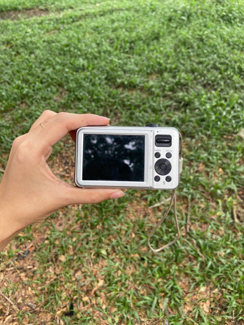 Samsung ES75 (Category: Cameras) located in Davao. Submitted by timelessfilm.co (Listing ID 1449116320, Image 2). Description: Samsung ES75 🎞️ 14.2 megapixel 🎞️ 5x optical zoom 🎞️ Good condition (9/10) 🎞️ No issues, fully functional 🎞️ Clean lens 🎞️ With strap and battery Click for sample photos ———> #samsunges75 ✨Mode of payment: BPI or Gcash.