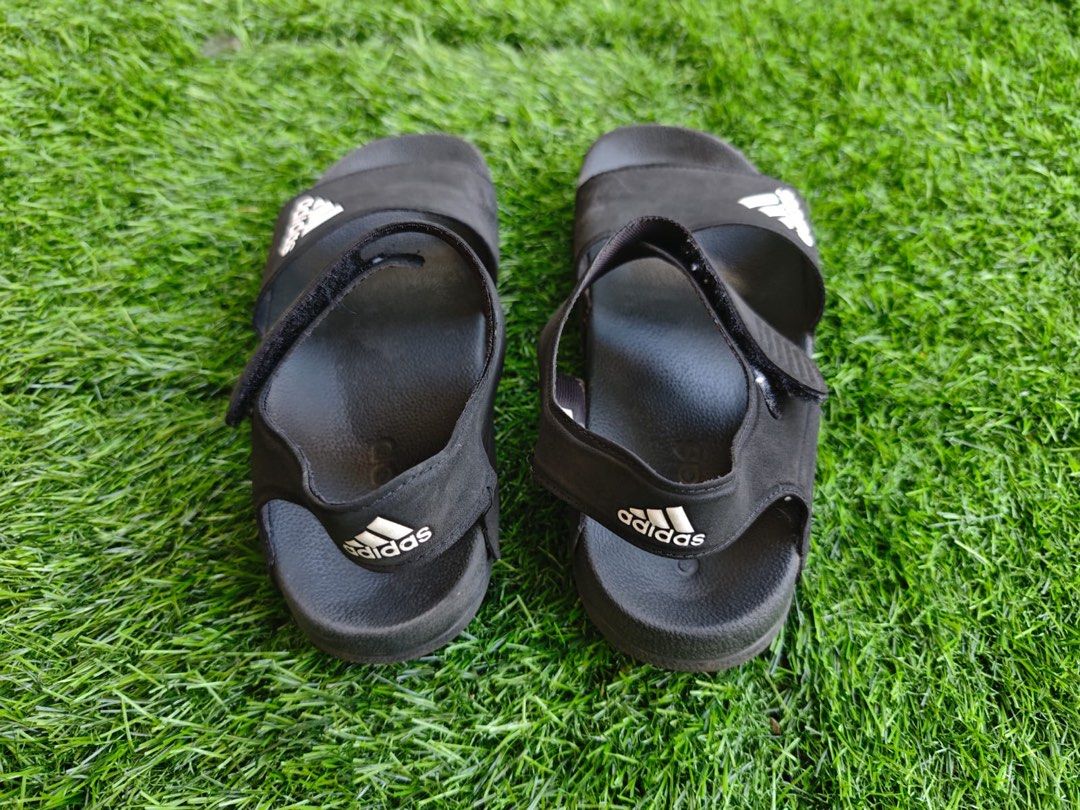 Sandal Adidas Ukuran 37 (Kategori: 8 hingga 12 tahun) berada di Sidoarjo. Dikirim oleh preloved_by_er (ID iklan 1449155203, Gambar 3). Deskripsi: Sandal Adidas anak laki2 ukuran 37 Masih bagus. Pemakaian wajar.