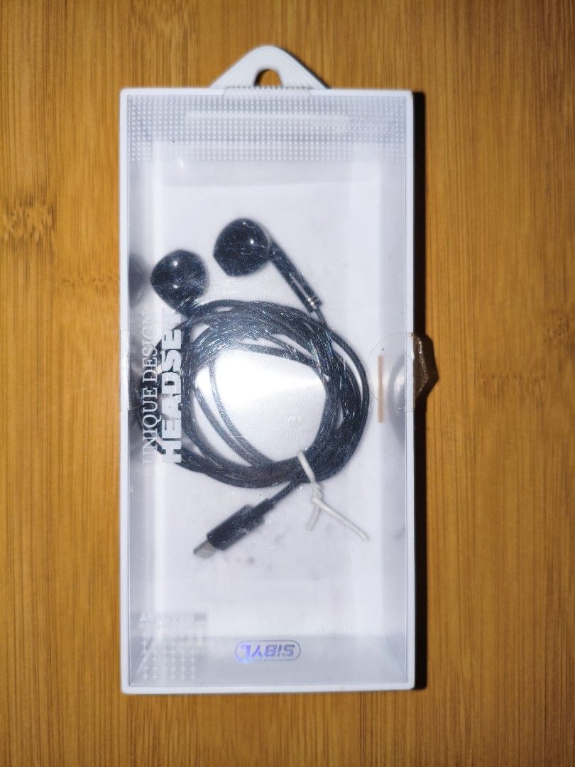 SIBYL Wired Earphones (Lightning for iPhone) (Category: Headphones & Headsets) located in Santo Tomas. Submitted by fierce_serena (Listing ID 1449275845, Image 2). Description: Hindi ko siya nagamit kasi akala ko compatible siya sa Android, pero Lightning connector pala siya, so pang-iPhone/iPad lang. Unused naman siya, pero hindi na brand new since matagal lang siyang naka-stock. Features: • Built-in microphone • Volume & music controls • Comfor