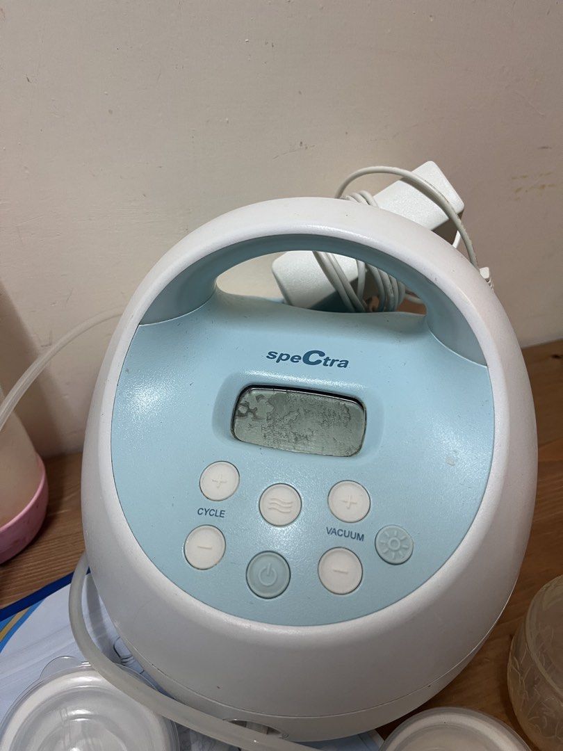 Spectra s2 Double electric Breast pump, Mam bottles and accessories （分類：護理及餵哺 - 母乳及奶瓶）位於 Hong Kong。 由 emlon 提交（商品編號 1449155218，圖片 2）。簡介： Spectra double electric breast pump. Includes multiple bottles, breast shields, and storage bags. Everything you need for pumping. Great for mothers. Selling as a bundle. All parts are clean, sterilised and ready for use. What’s included? Spectra s2 pump, minor flaw in the screen colouration but it’s fully funct
