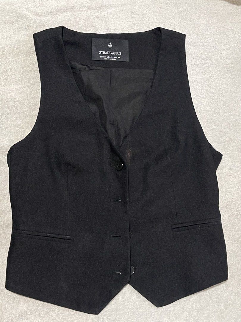 STRADIVARIUS Classic Black Button-Down Sleeveless Suit Vest (Category: Coats, Jackets and Outerwear) located in Rosario. Submitted by hausof.baddieee (Listing ID 1449190309, Image 1). Description: - Black tailored waistcoat vest featuring a deep V-neckline. - Designed with a classic button-down front closure and a pointed front hemline. - Features decorative welt pockets on the sides and full interior lining. - Has a small, faint stain on the fro