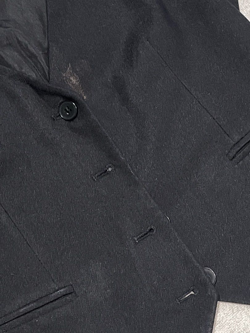 STRADIVARIUS Classic Black Button-Down Sleeveless Suit Vest (Category: Coats, Jackets and Outerwear) located in Rosario. Submitted by hausof.baddieee (Listing ID 1449190309, Image 2). Description: - Black tailored waistcoat vest featuring a deep V-neckline. - Designed with a classic button-down front closure and a pointed front hemline. - Features decorative welt pockets on the sides and full interior lining. - Has a small, faint stain on the fro