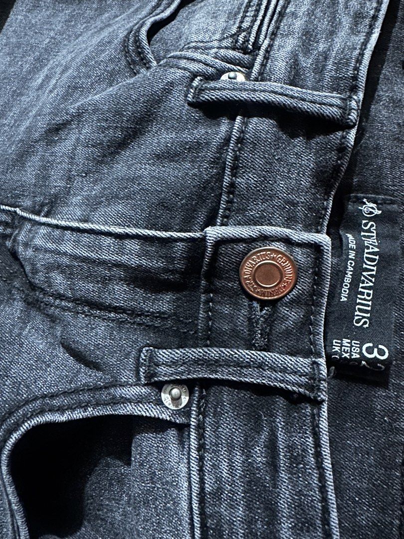 Stradivarius Grey Wash Skinny Jeans (Category: Jeans) located in Bulacan. Submitted by missrach19 (Listing ID 1449288913, Image 3). Description: Fits size 25 waist Fabric is stretchable Grey wash skinny jeans from Stradivarius. Size 32 (UK). Button and zip closure. Classic five-pocket styling. Comfortable stretch denim. Great for everyday wear..
