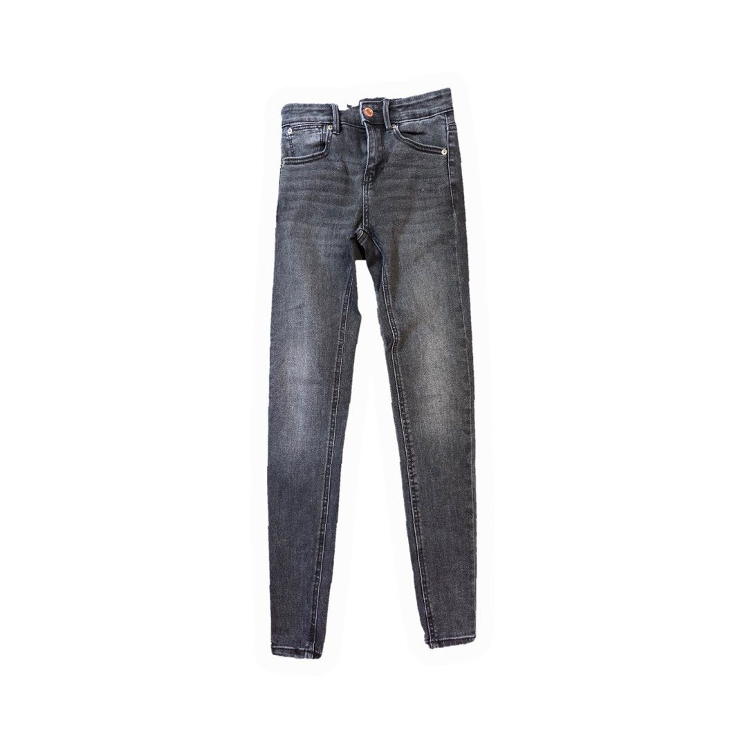 Stradivarius Grey Wash Skinny Jeans (Category: Jeans) located in Bulacan. Submitted by missrach19 (Listing ID 1449288913, Image 1). Description: Fits size 25 waist Fabric is stretchable Grey wash skinny jeans from Stradivarius. Size 32 (UK). Button and zip closure. Classic five-pocket styling. Comfortable stretch denim. Great for everyday wear..