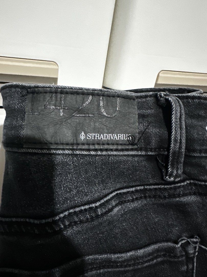 Stradivarius Grey Wash Skinny Jeans (Category: Jeans) located in Bulacan. Submitted by missrach19 (Listing ID 1449288913, Image 2). Description: Fits size 25 waist Fabric is stretchable Grey wash skinny jeans from Stradivarius. Size 32 (UK). Button and zip closure. Classic five-pocket styling. Comfortable stretch denim. Great for everyday wear..