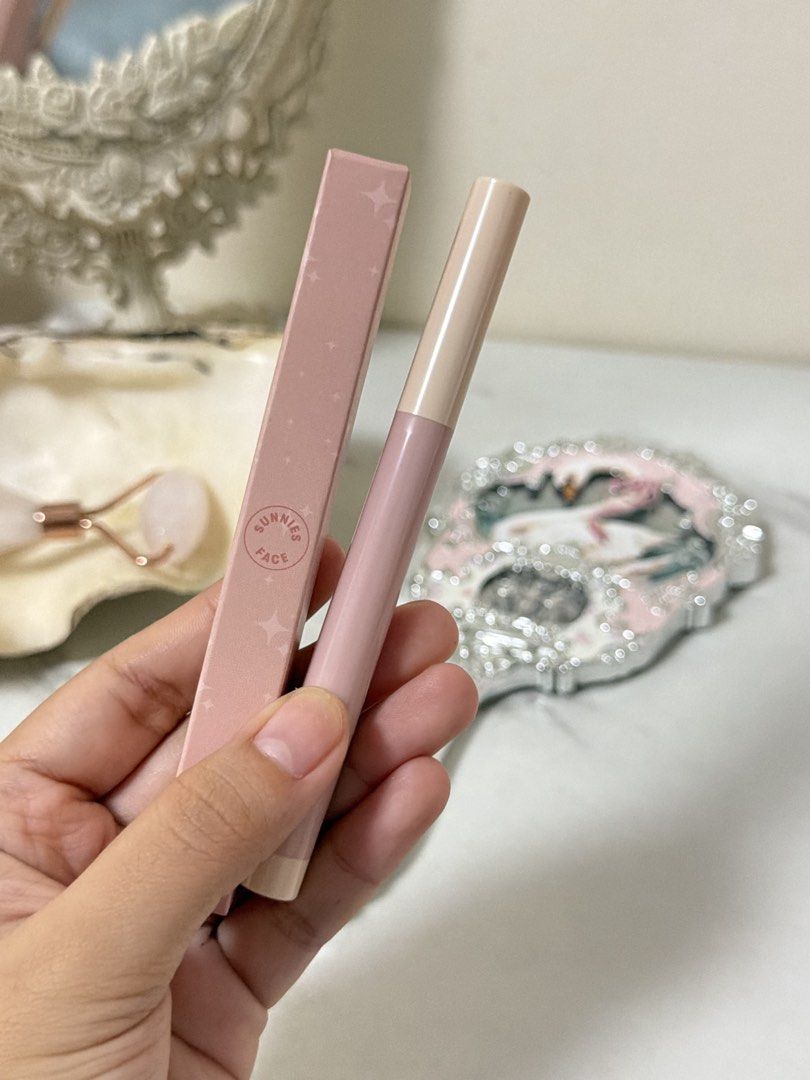 Sunnies Face Eyecrayon Shimmer Stick in Pixie (Category: Makeup) located in Rizal. Submitted by holla.marian (Listing ID 1449305700, Image 1). Description: - Sunnies Face Eyecrayon Shimmer Stick - Shade: 'in pixie' - Delivers a lovely shimmer to eyelids - Easy to apply for a quick eye look - Features cute and pink packaging.
