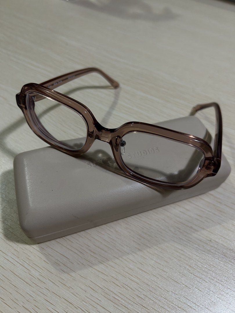 SUNNIES STUDIOS Ezra (Rose Taupe) (Category: Sunglasses & Eyewear) located in Bulacan. Submitted by liemariee (Listing ID 1449262358, Image 3). Description: - Brand: Sunnies Studios - Color: Brownish tint - Frame Shape: Classic rectangular - Includes: Matching hard case - Style: Great for everyday wear or as a fashion accessory - Condition: Please check photos for details pwede pang babaan for sure buyer.