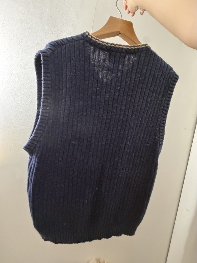 Sweater Vest XL High Sierra (Category: Vests) located in Manila. Submitted by bikosan (Listing ID 1449228950, Image 2). Description: bought on instagram years ago. ramie and cotton blend. rfs: decluttering buyer shoulders the sf loc: taft ave, manila.