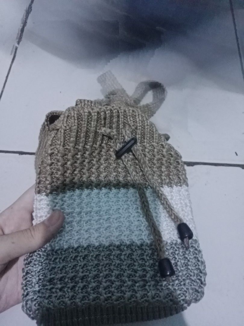 tas selempang rajut (Kategori: Tas & Dompet Wanita) berada di Tangerang. Dikirim oleh ratu_preloved_ (ID iklan 1449292074, Gambar 1). Deskripsi: .