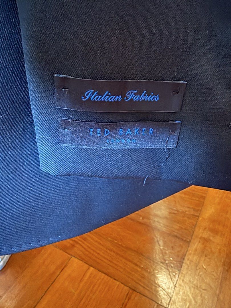 NEW Ted Baker London黑色西裝連褲 Black Suit Jacket & Trousers - Italian Fabrics （分類：外套及戶外衣服）位於 Hong Kong。 由 al1234567890 提交（商品編號 1449126560，圖片 3）。簡介： Selling a Ted Baker London suit jacket. Made with Italian fabrics. Features a patterned lining inside. Original tag shows HKD 5100. Great for formal occasions.。