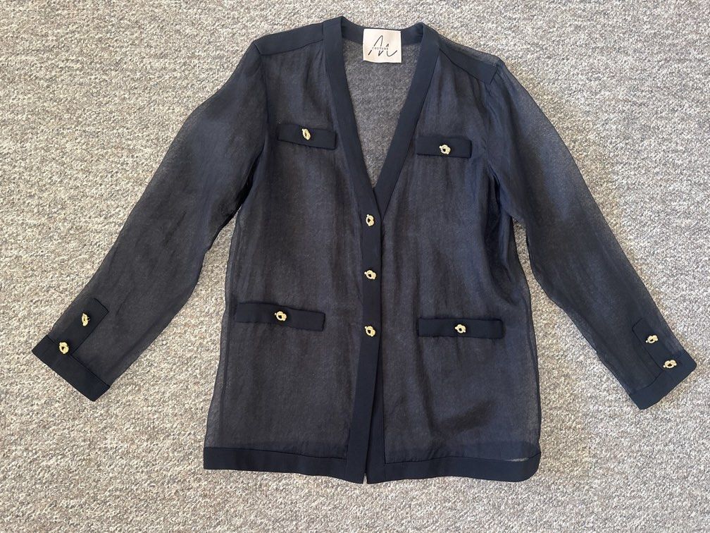 Top Blazer (Category: Women's Clothes) located in Liverpool. Submitted by amraluckett (Listing ID 1449159879, Image 2). Description: Top Blazer worn ones Size S.