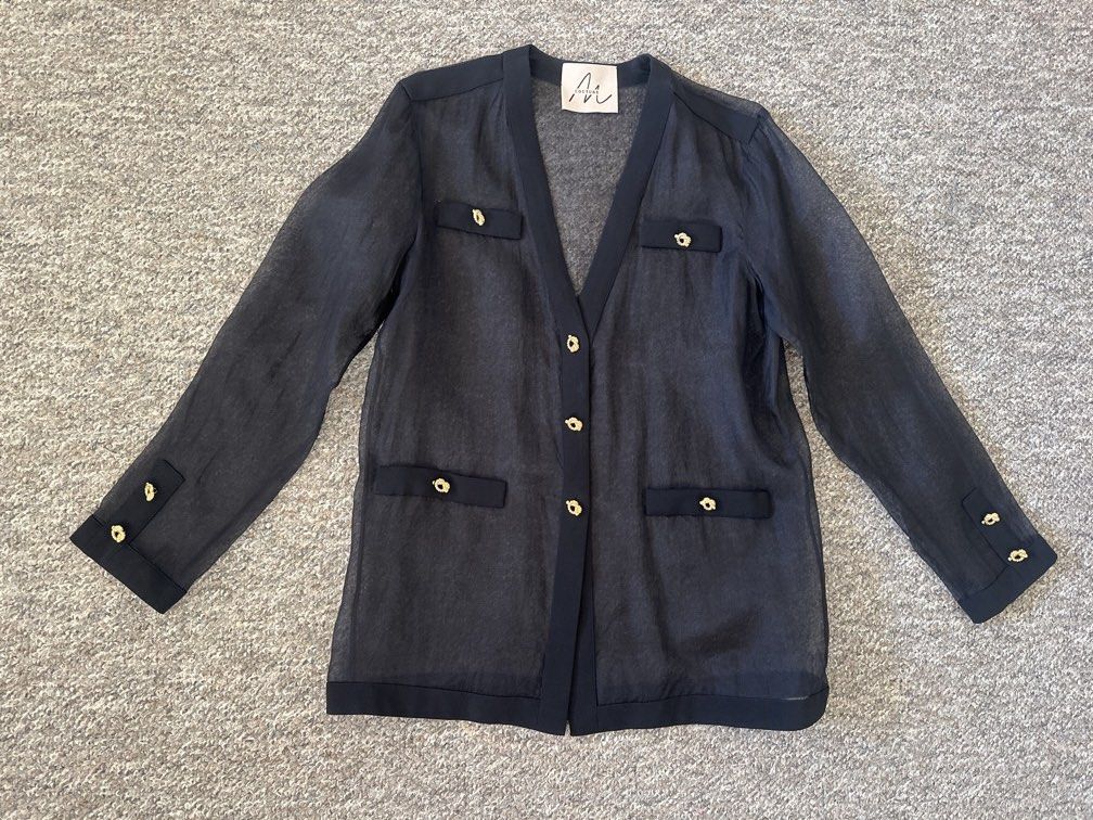 Top Blazer (Category: Women's Clothes) located in Liverpool. Submitted by amraluckett (Listing ID 1449159879, Image 1). Description: Top Blazer worn ones Size S.