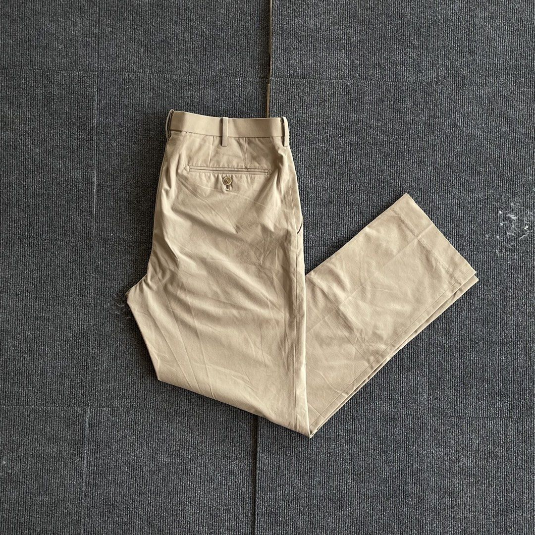 Uniqlo Miracle Air Pants (Category: Chinos) located in Mandaue City. Submitted by beeryanni (Listing ID 1449176856, Image 3). Description: Uniqlo Miracle Air Pants Width: 32-34 Length: 39 Leg opening: 7.5 NO ISSUE.