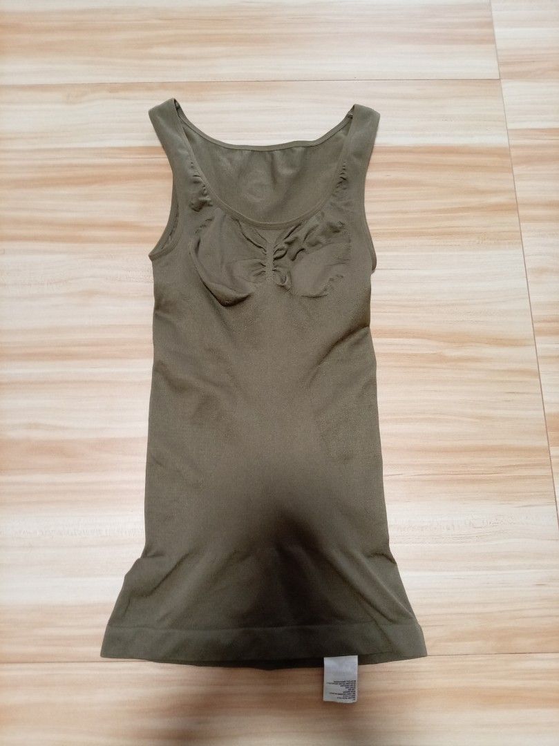 UNIQLO Shapewear / Olive Green / Large (Category: Others Tops) located in Calasiao. Submitted by thrift205 (Listing ID 1449129013, Image 1). Description: UNIQLO Shapewear / Olive Green Large on tag.