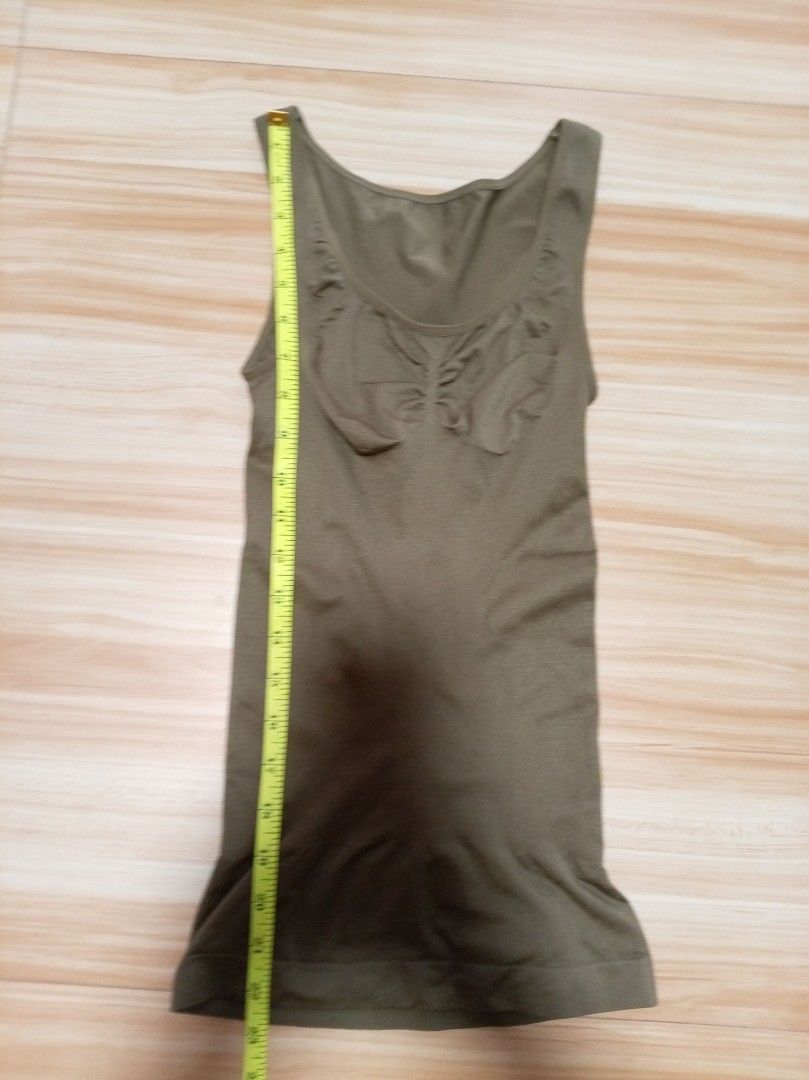 UNIQLO Shapewear / Olive Green / Large (Category: Others Tops) located in Calasiao. Submitted by thrift205 (Listing ID 1449129013, Image 3). Description: UNIQLO Shapewear / Olive Green Large on tag.