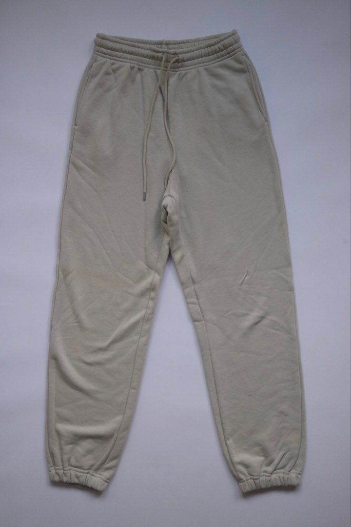 Uniqlo Sweatpants Light Green (Category: Other Bottoms) located in Naga. Submitted by billysstuff (Listing ID 1449217690, Image 1). Description: - Uniqlo Sweatpants - Color: Beige - Size: Medium (M) - Material: Cotton & Polyester Blend - Features: Elastic waistband with drawstring, cuffed ankles - Ideal for: Lounging, casual wear, everyday comfort.