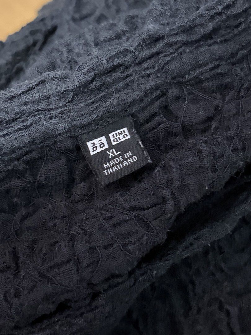 Uniqlo Textured Crew Neck Top (Category: Shirts) located in Rizal. Submitted by haniijeong (Listing ID 1449252259, Image 3). Description: - Color Black (looks dark blue due to lighting - has little to no issues - fits XL size - stretch material.