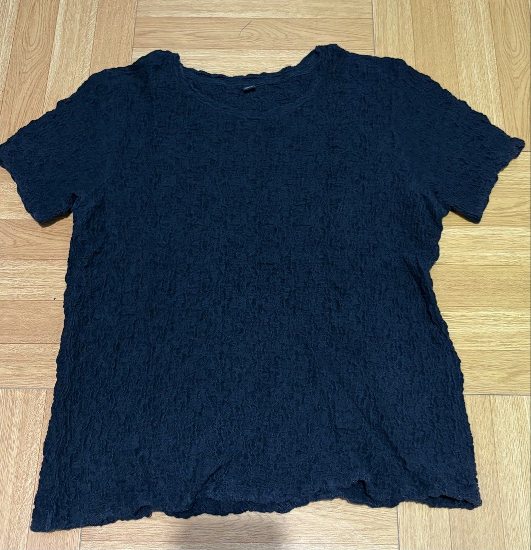 Uniqlo Textured Crew Neck Top (Category: Shirts) located in Rizal. Submitted by haniijeong (Listing ID 1449252259, Image 1). Description: - Color Black (looks dark blue due to lighting - has little to no issues - fits XL size - stretch material.