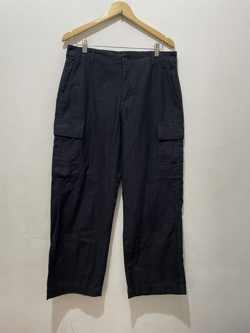 UNIQLO WOMENS Black Cargo Pants (Category: Other Bottoms) located in Makati City. Submitted by nicolettel27186 (Listing ID 1449290776, Image 1). Description: - Classic black cargo pants - Comfortable elastic waistband with button and zip closure - Multiple functional pockets on front, sides, and back - Relaxed fit for all-day comfort - Ideal for casual outings and everyday wear.