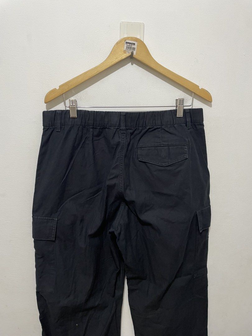 UNIQLO WOMENS Black Cargo Pants (Category: Other Bottoms) located in Makati City. Submitted by nicolettel27186 (Listing ID 1449290776, Image 3). Description: - Classic black cargo pants - Comfortable elastic waistband with button and zip closure - Multiple functional pockets on front, sides, and back - Relaxed fit for all-day comfort - Ideal for casual outings and everyday wear.