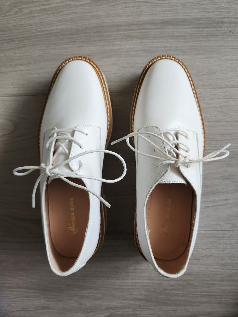 Vanilla Suite 白色皮面厚底牛津鞋 （分類：Loafers）位於 Hong Kong。 由 tine.l 提交（商品編號 1449148292，圖片 2）。簡介： 全新35碼(22.5cm) Vanilla Suite白色皮面厚底牛津鞋，好有個性。鞋底有層次感，著上腳好舒服。無論襯裙定褲都好好睇。適合鍾意特別款嘅你。。