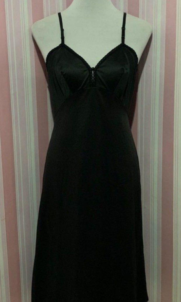 Vanity Fair Vintage Black Nightie (Category: Undergarments & Loungewear) located in Manila. Submitted by justonemor27277 (Listing ID 1449261050, Image 1). Description: Likely New No Flaws or Issues So sexy and grabe ang ganda nito bagsak yung tela sa waist! presko pa ipang tulog mga sissy..