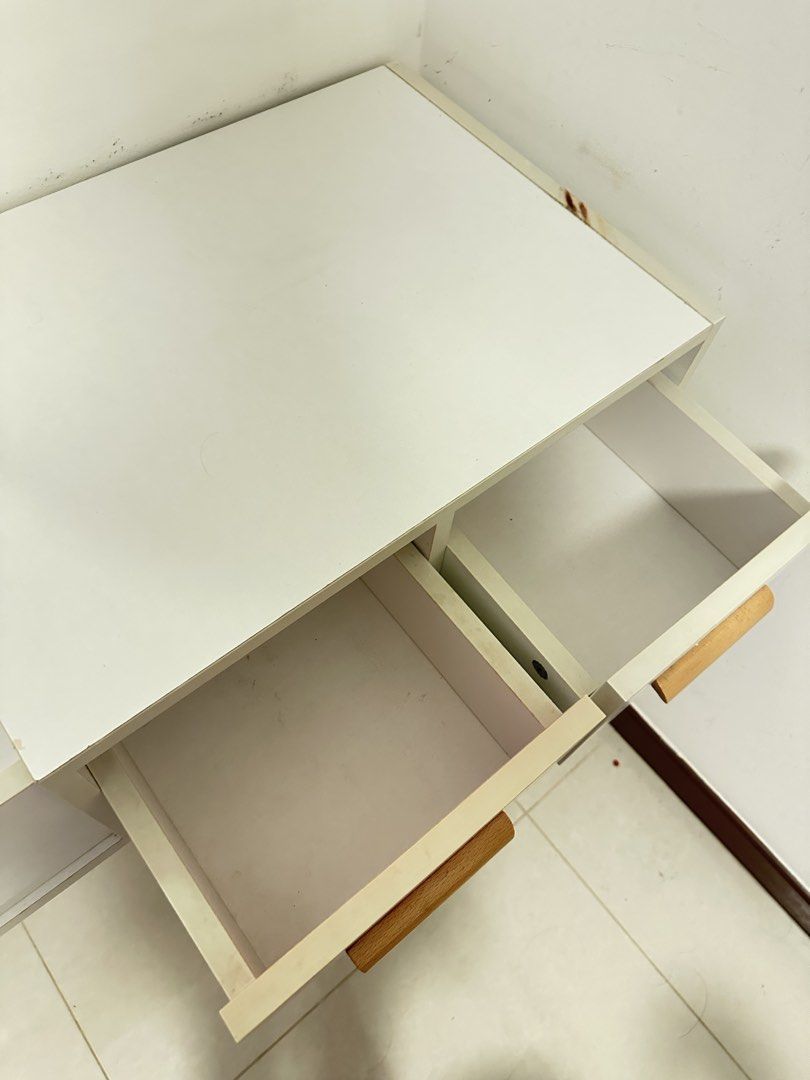 Vanity table (Category: Tables & Sets) located in Singapore. Submitted by ah_wan (Listing ID 1449240753, Image 2). Description: Long: 100cm Width: 40cm Height: 73cm Self collect at 822232.
