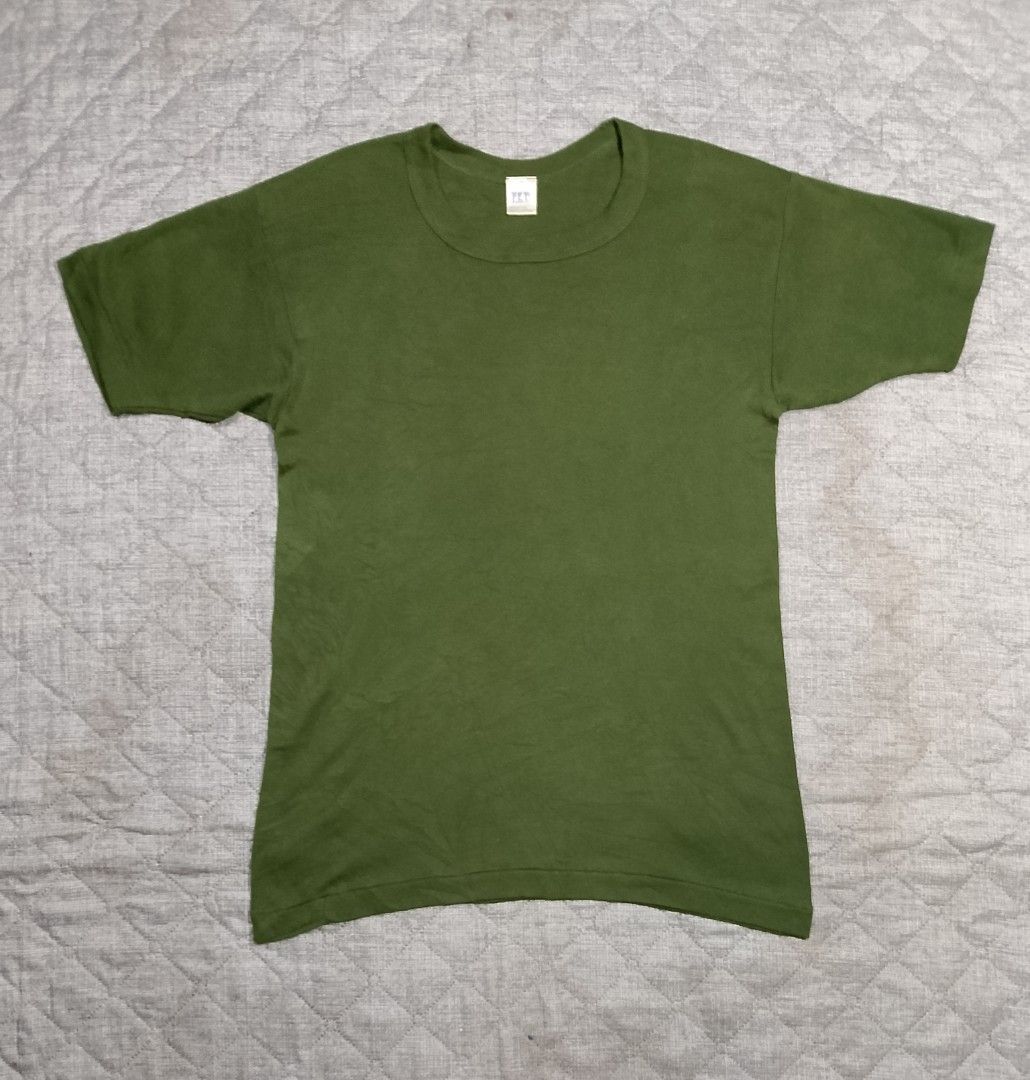 Vintage 90's single stitch green Military undershirt (Category: Activewear) located in Cadiz. Submitted by comradstuff (Listing ID 1449263921, Image 1). Description: Vintage 90's single stitch green Military undershirt w 18.5" l 26".