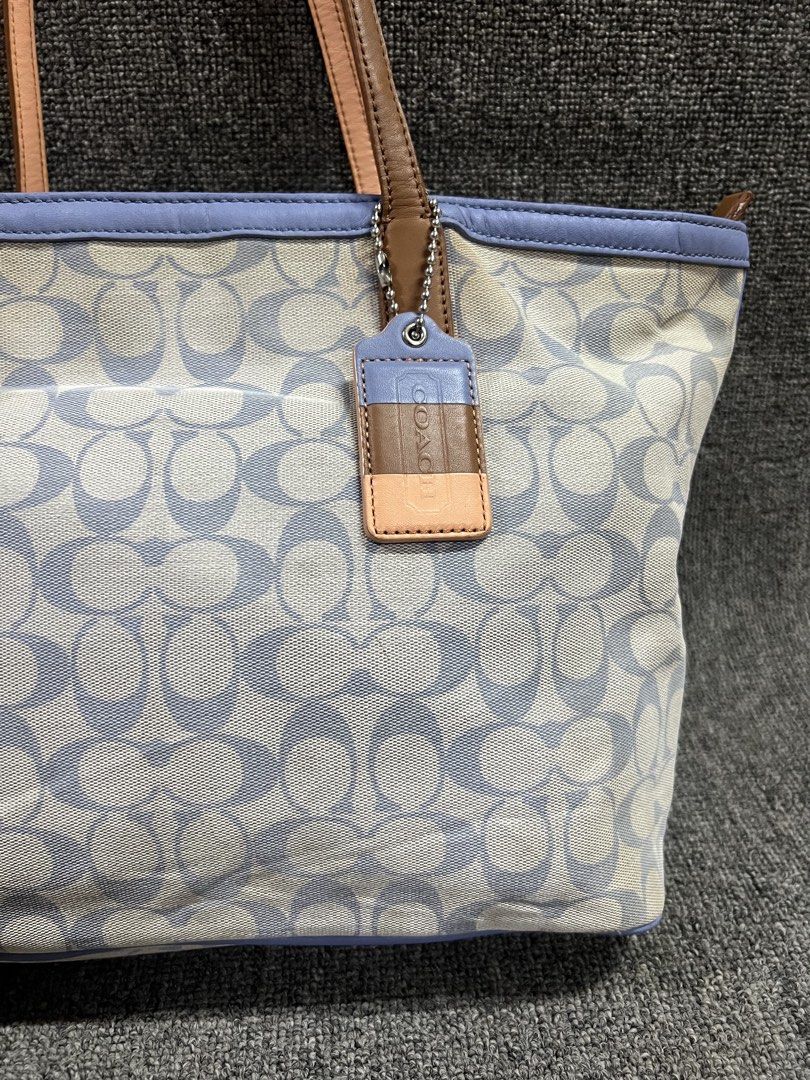 Vintage Coach Legacy Weekend Zip Tote (Category: Tote Bags) located in Cebu City. Submitted by beyond.curations (Listing ID 1449230225, Image 3). Description: Vintage Coach Legacy Weekend Zip Tote Authentic / no major flaws in Pristine 9.6 / 10 Number : 23107 .