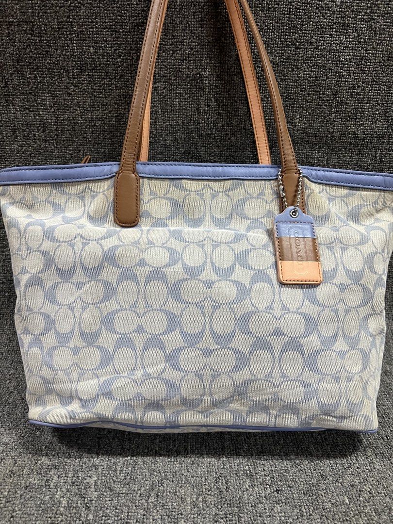 Vintage Coach Legacy Weekend Zip Tote (Category: Tote Bags) located in Cebu City. Submitted by beyond.curations (Listing ID 1449230225, Image 2). Description: Vintage Coach Legacy Weekend Zip Tote Authentic / no major flaws in Pristine 9.6 / 10 Number : 23107 .