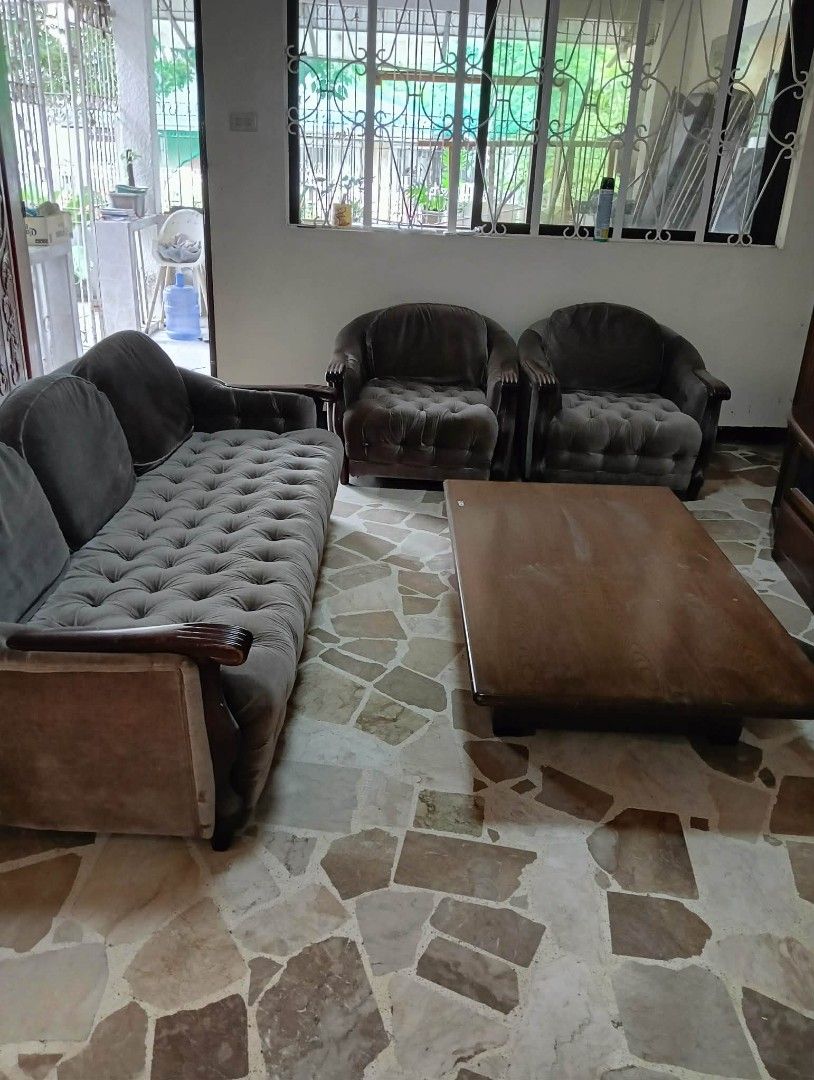 Vintage Tufted Sofa Set with Coffee Table (Category: Sofas) located in San Pablo. Submitted by uniquefinds2023 (Listing ID 1449222063, Image 2). Description: - Complete living room set: 3-seater sofa, 2 armchairs, and a square coffee table. - Upholstered in a soft, greyish-brown fabric. - Features deep button tufting for a classic look. - Elegant wooden armrests and accents. - Coffee table has a dark wood finish. - Ideal for retro or vintage-them