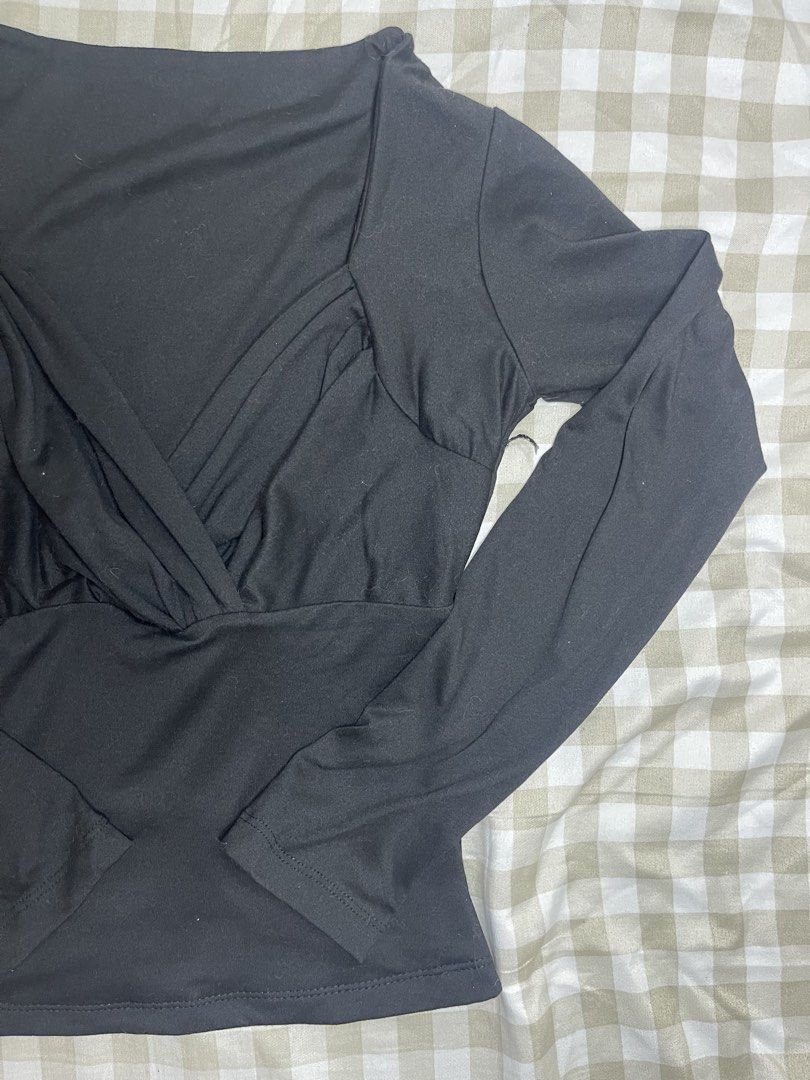VXN Long Sleeve V-Neck Ruched Top (Category: Blouses) located in Quezon City. Submitted by cerissacollection (Listing ID 1449306968, Image 2). Description: DECLUTTERING ITEMS ‼️ All from tiktok shop VXN Longsleeve Top Size: Medium Color: Black Condition: Only worn once (still almost new) Buy 3 or more items from my listings and get a discount ‼️ (visit my profile for more items) Shipping is same day delivery only thru lalamove/grab since I don't 