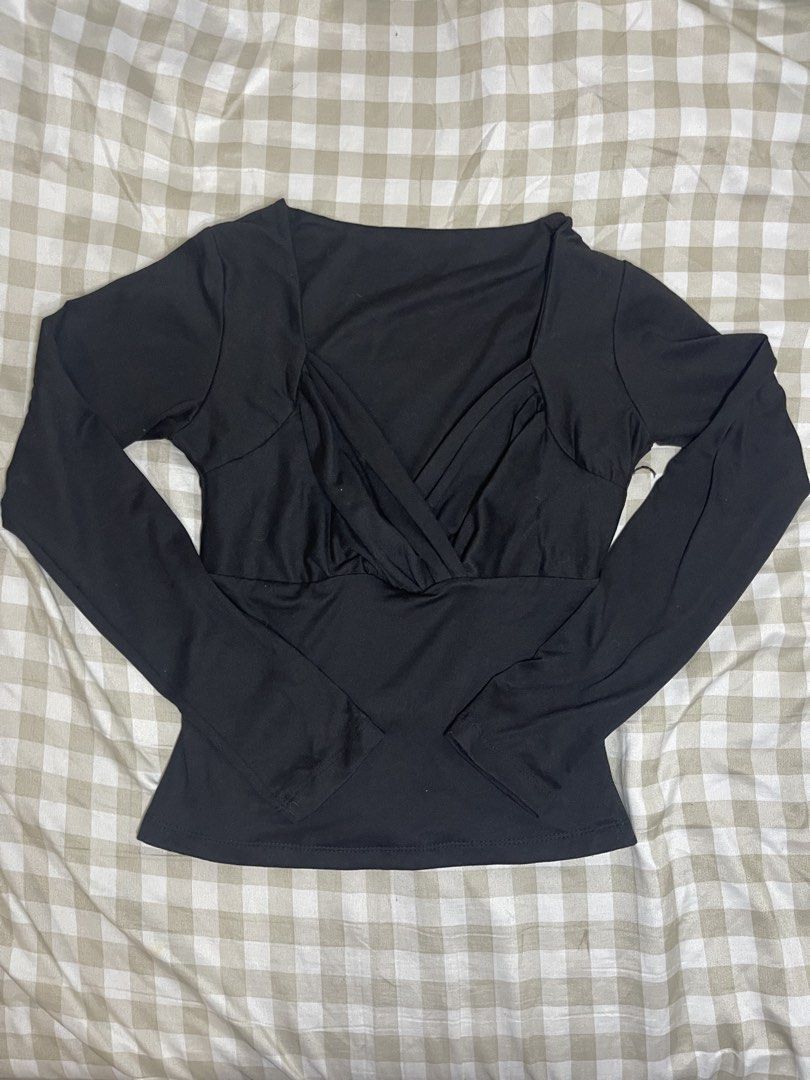 VXN Long Sleeve V-Neck Ruched Top (Category: Blouses) located in Quezon City. Submitted by cerissacollection (Listing ID 1449306968, Image 1). Description: DECLUTTERING ITEMS ‼️ All from tiktok shop VXN Longsleeve Top Size: Medium Color: Black Condition: Only worn once (still almost new) Buy 3 or more items from my listings and get a discount ‼️ (visit my profile for more items) Shipping is same day delivery only thru lalamove/grab since I don't 