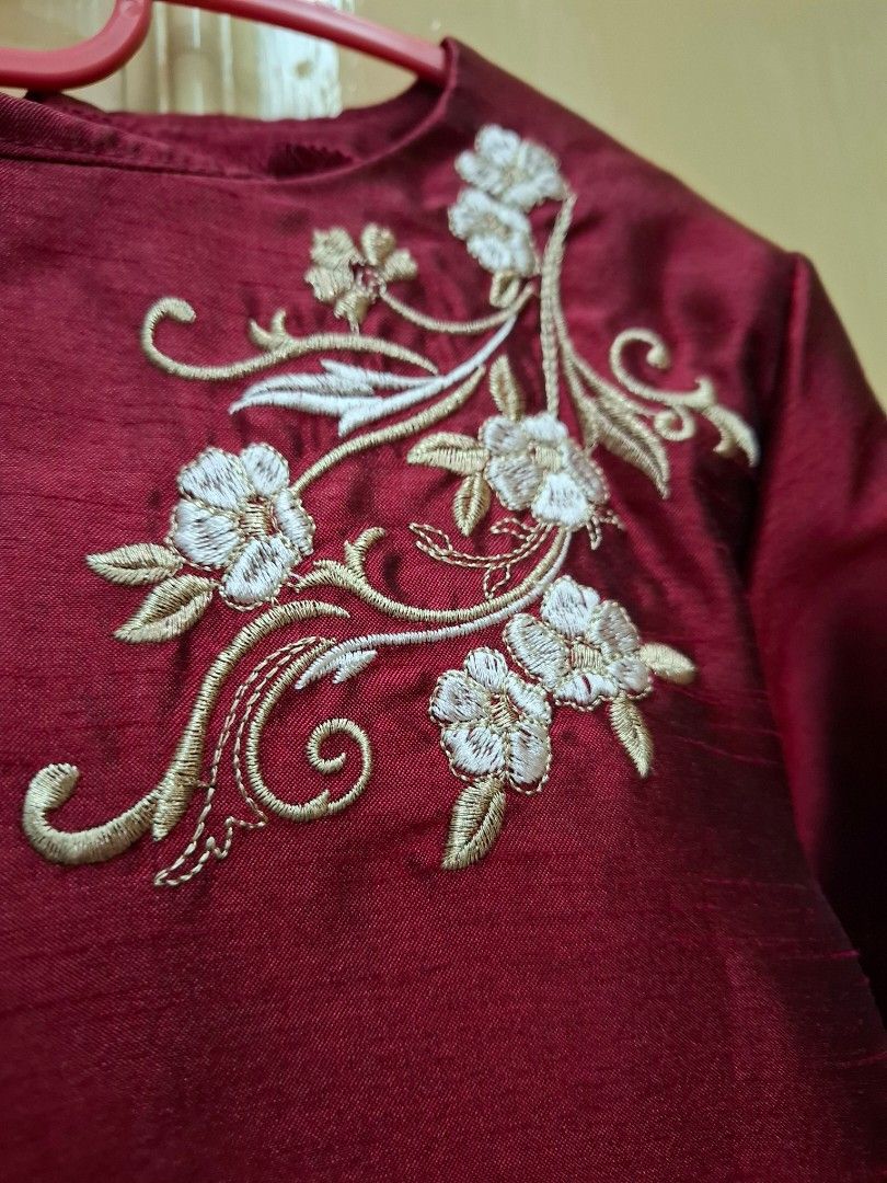 Wawa Zainal Baju Kurung Set - Maroon with Embroidery (Category: Babies & Kids Fashion) located in Johor Bahru. Submitted by preloved_mn (Listing ID 1449257976, Image 3). Description: - Wawa Zainal Maroon Baju Kurung set - Size: 7-8 Years - Elegant white and gold floral embroidery on top and sleeves - Material with a beautiful sheen - Matching skirt included - Perfect for Hari Raya and special occasions skirt ada alter tambah kain bagi anak senang