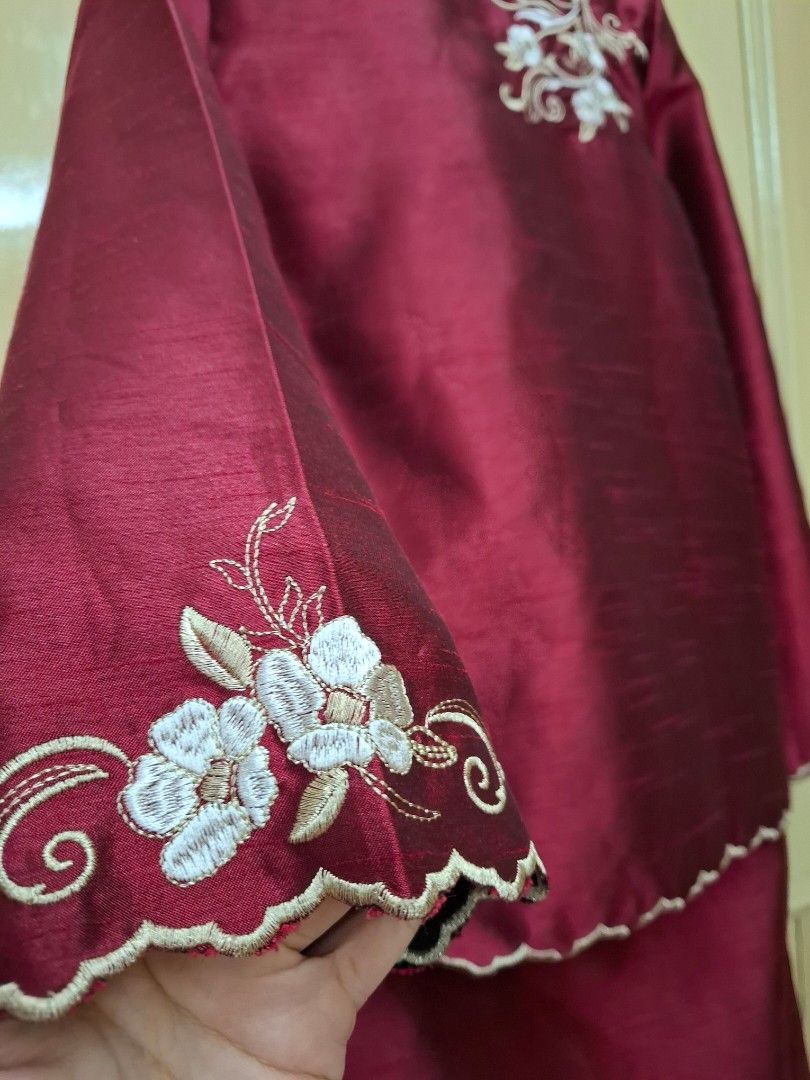 Wawa Zainal Baju Kurung Set - Maroon with Embroidery (Category: Babies & Kids Fashion) located in Johor Bahru. Submitted by preloved_mn (Listing ID 1449257976, Image 2). Description: - Wawa Zainal Maroon Baju Kurung set - Size: 7-8 Years - Elegant white and gold floral embroidery on top and sleeves - Material with a beautiful sheen - Matching skirt included - Perfect for Hari Raya and special occasions skirt ada alter tambah kain bagi anak senang