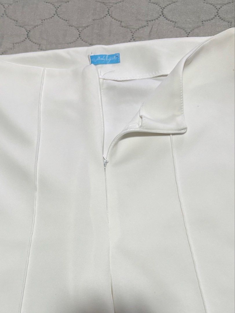 White Jack & Jones Pants (Category: Other Bottoms) located in Bacoor. Submitted by shamraq (Listing ID 1449203722, Image 1). Description: - White pants from Jack & Jones - Zipper closure at the front - Ideal for casual wear - with slight stain on the side can be remove by washing or bleach.
