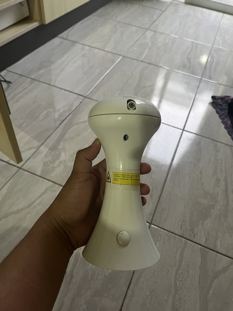 White Laser Pointer Device (Category: Other Gadgets) located in Kuala Lumpur. Submitted by rare_shar0 (Listing ID 1449233810, Image 2). Description: - Bright white laser pointer - Compact design with nozzle - Yellow warning sticker on back - Easy button operation - Battery operated - Ideal for presentations and highlighting objects.