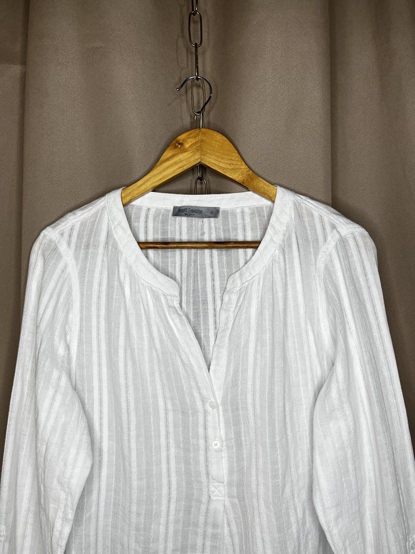 White Longsleeve Blouse for Plus Size Women (Category: Longsleeves) located in Manila. Submitted by smilingph (Listing ID 1449203352, Image 3). Description: Width: 22.5 inches Length: 27 inches XL size. Branded from US see photo para sa brand PM for more details. Color may vary due to photographic lightning .